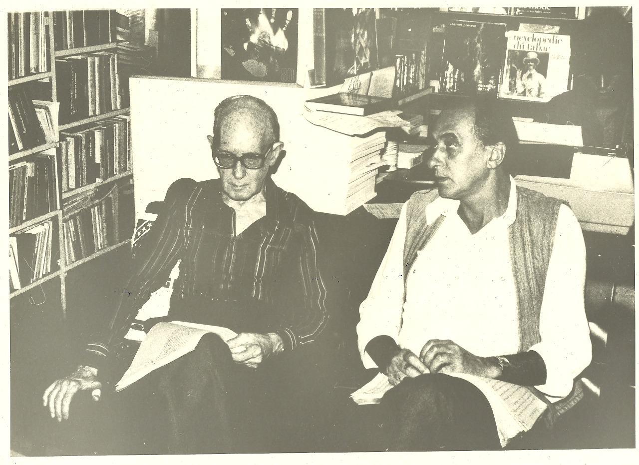 Entrevistando o poeta Carlos Drummond de Andrade, em 1980, quando trabalha como diretor da sucursal da Veja no Rio de Janeiro.